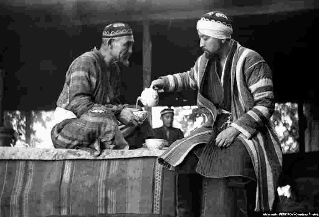 Режиссёр Геннадий Базаров өзү тарткан "Буктурма" тасмасында. 1968-жыл.