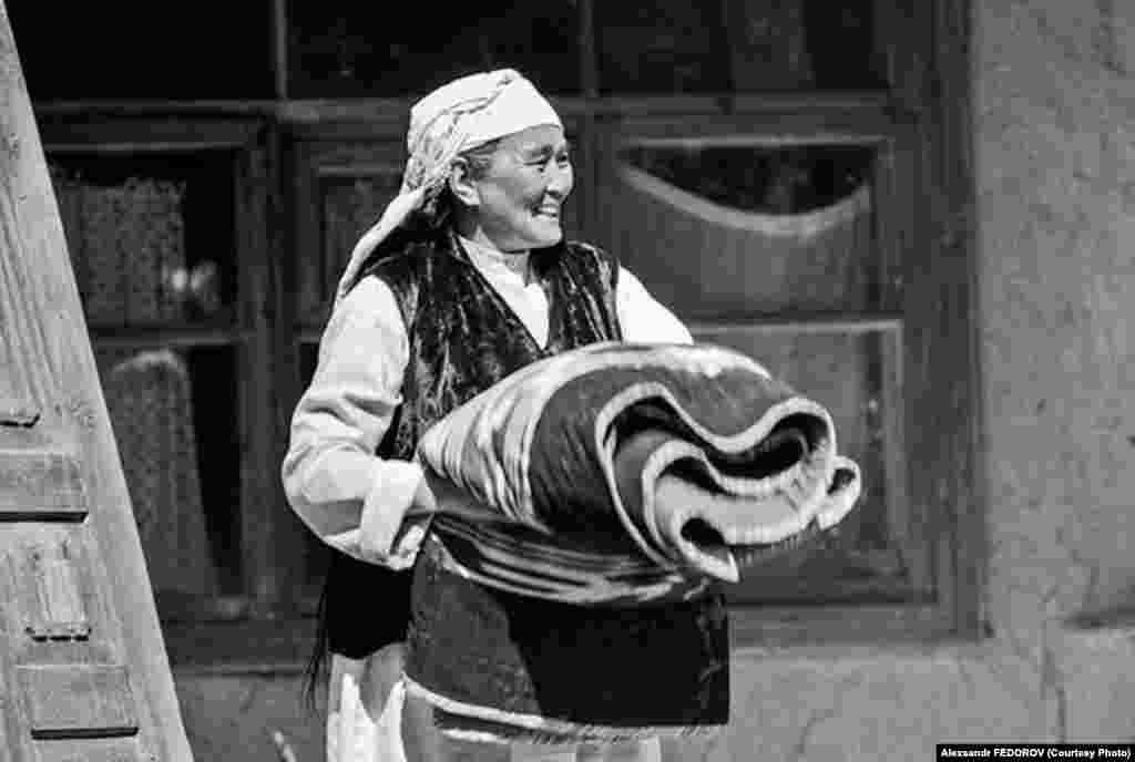 Кыргыз ССРнин эл артисти Алиман Жангорозова "Көчө" тасмасында.&nbsp;