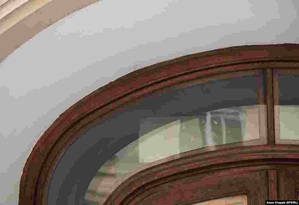 Фрагмэнт экстэр'еру музэю з выявай сцэны з жыцьця Леніна. Пасьля Аксамітнай рэвалюцыі ў лістападзе 1989 г. музэй зачынілі, а яго артэфакты разаслалі па іншых музэях.