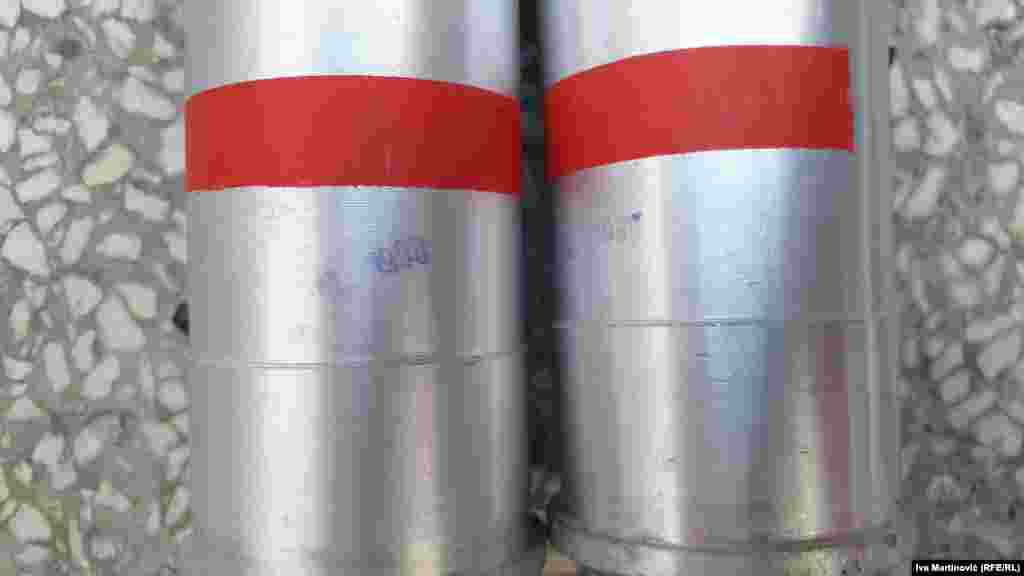 Neki od onih koje policija bacala na demonstrante u centru Beograda 10. jula proizvedeni su pre 30 godina. U tehničkim karakteristikama navodi se da je rok upotrebe suzavca pet godina, odnosno da ga je "najbolje upotrebiti" u tom periodu.