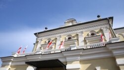 Купалаўскі тэатар — пад бел-чырвона-белымі сьцягамі