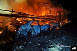 Pompierii sting incendiul în urma atacului cu drone al Rusiei în Kamianske, regiunea Dnipropetrovsk.