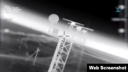 Поражение в Крыму РЛС надводной обстановки. Скриншот кадра из видео ГУР МО Украины