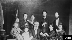 Чеховдордун үй-бүлөсү. Таганрог. 1874-1875-жылдарда тартылган сүрөт. Антон Чехов (экинчи катарда, оңдон экинчи)