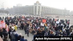 Участники акции на центральной площади "Ала-Тоо" в Бишкеке, 22 ноября 2020 г. 