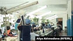 Женщины заключенные работают в швейном цехе.Россия. Июнь 2012.