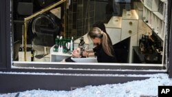 Un salon de coafură din Kiev cu geamul transformat într-o grămadă de cioburi, după bombardamentul rusesc din 28 august 2025.