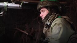 Украински војници, под постојано гранатирање, ги одбиваат руските напади врз Торецк