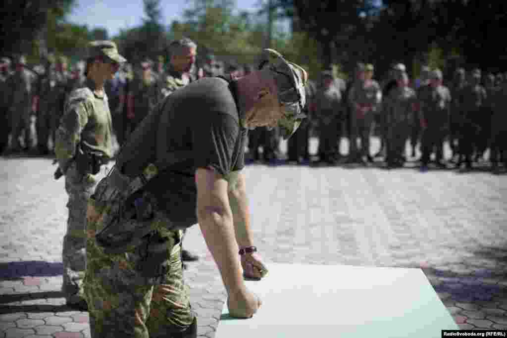 Полковник "Гал", командир батальона "Донбасс", во время утренней переклички
