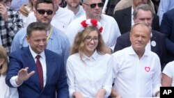 Candidatul liberal la președinție Rafal Trzaskowski (stânga), alături de premierul polonez Donald Tusk (dreapta), la un marș electoral, pe 25 mai 2025, în Varșovia