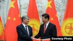 Алмазбек Атамбаев менен Си Цзинпин. 