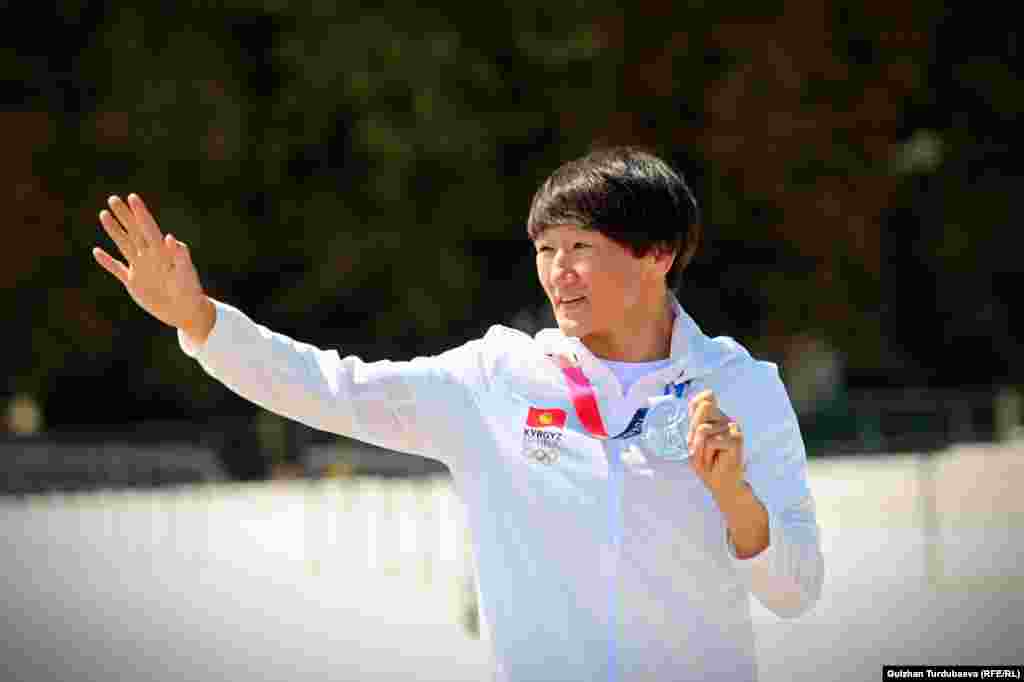 Айсулуу Тыныбекова кыргызстандыктардан кечирим сурады. "Алтын медал алып берем деп убада бергем, бирок ал убадамды аткара албай калдым. Ал үчүн сиздерден кечирим сурайм. Спортчуларды колдоп турдуңуздар. Ушул жерге келип колдогонуңарды мелдештен кийин көрүп алып ыйладым. Күмүш медалдын баркын сиздердин колдооңуздардан кийин билдим", - деди ал.&nbsp;