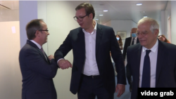 Përfaqësuesi i Lartë i BE-së për Politikë të Jashtme dhe Siguri, Josep Borrell(djathtas), presidenti i Serbisë, Aleksandar Vuçiq, dhe kryeministri  i Kosovës, Abdullah Hoti.