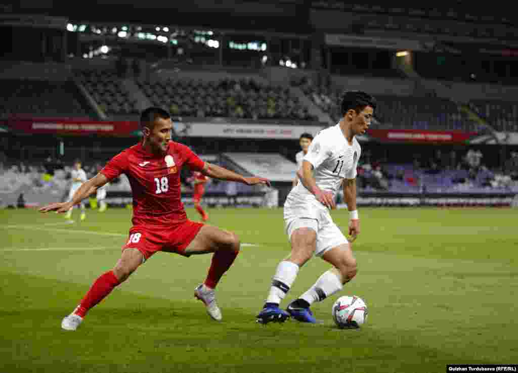 Кыргызстан курама командасынын жарым коргоочусу Кайрат Жыргалбек уулу менен Түштүк Корея курама командасынын оюнчусу Ханг Хи Чан.