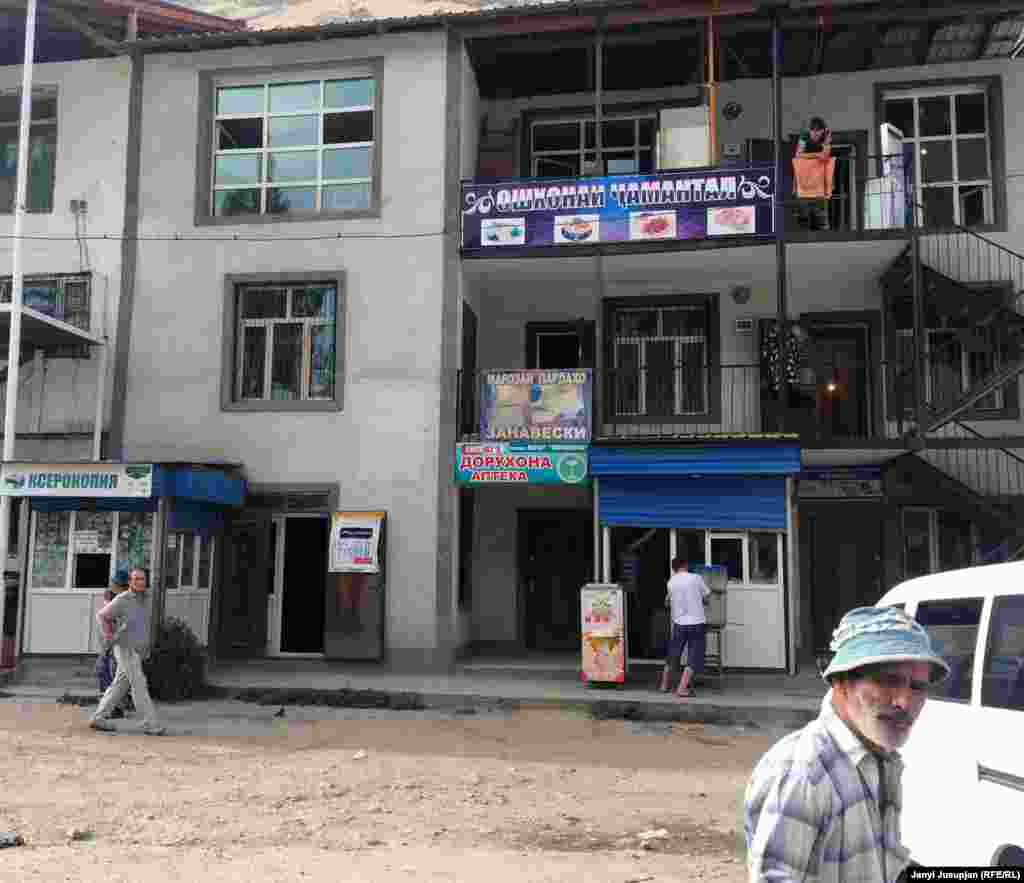 Вид на кафе Жаман-Тал ("Пара кустов" на кыргызском) рядом с центральным рынком в Хороге. В городе проживают кыргызы из Мургабского района, который входит в состав Горно-Бадахшанской автономии. У них несколько кафе, студенты учатся в местных учебных заведениях, в Хорогском университете есть преподаватель из Мургаба. Большинство кыргызов здесь бывают за продуктами, проездом в качестве таксистов или гидов, сопровождая иностранных туристов.&nbsp; 