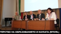 Иван Модев (в средата) заедно с Николай Денков (втория от ляво надясно) през 2015 г. Тогава Денков е заместник-министър на образованието, а Модев - директор на Главна дирекция „Структурни фондове и международни образователни програми“.