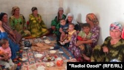 Таджикские женщины с детьми. 5 июня 2011 года.