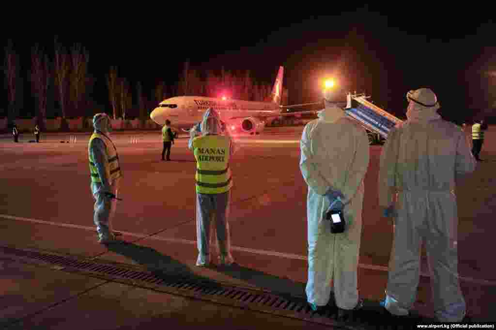 Учурда өлкөдөгү абалга байланыштуу дарыгерлер күнү-түнү иштеп жатышат. Сүрөт "Манас" аба майданында тартылган.&nbsp;