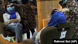 تصویر آرشیف: داخل یکی از آرایشگاه های زنانه در کابل 