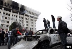 Бишкектеги Ак Үйдүн 2010-жылдын 8-апрелиндеги көрүнүшү.