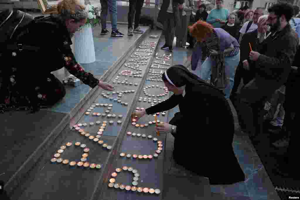 Ljudi pale svijeće u čast preminulog pape Franje, ispred Katedrale "Sveta Majka Tereza" u Prištini.