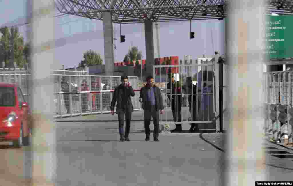 Кыргызстандын Чек ара кызматы бүгүн эртең менен тараткан маалыматка караганда, казак тарап 11-октябрда кечки саат 23:00дө көзөмөл-өткөрмө бекеттеринен жарандарды өткөрүү жол-жобосун жеңилдеткен. Анын натыйжасында кезекте турган жарандар бир жарым сааттын ичинде койо берилген. Бүгүн, 12-октябрда эртең мененки саат 8:00дөн баштап казак тарап жарандарды өткөрүү процедурасын кайра жайлатып, мунун айынан &ldquo;Ак жол" көзөмөл-өткөрмө бекетинде жарандардын узун кезеги байкалууда. 