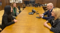 Джесика Ким (вляво) се срещна с Иван Гешев и говорителката му Сийка Милева в четвъртък