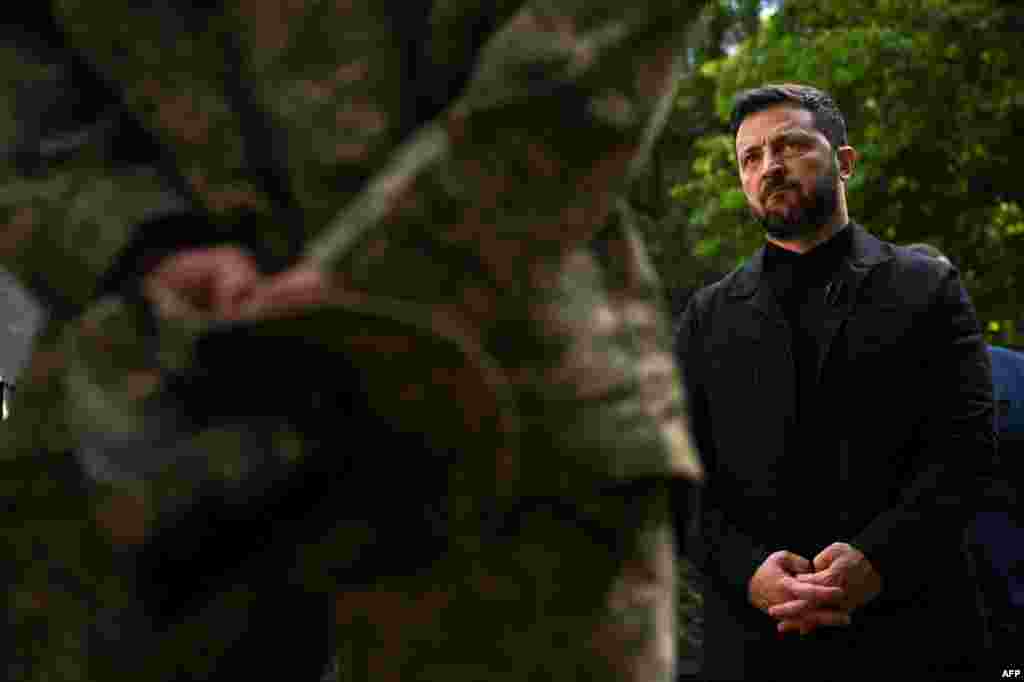 Украинанын президенти Владимир Зеленский украин аскерлери менен Лондондогу Даунинг-стритте жолугууда. 