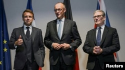 از راست به چپ: کی‌یر استارمر، نخست‌وزیر بریتانیا، فردریش مرتز، صدراعظم آلمان، و امانوئل مکرون، رئیس‌جمهوری فرانسه