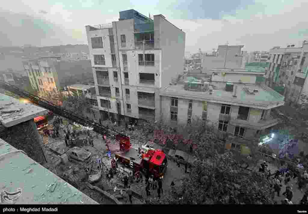 Чабуул болгон жерде иштеп жаткан куткарчуучулар. 