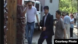 Экс-министр Равшанбек Сабировду Биринчи май райондук сотуна алып келүүдө. 6-июль, 2012-жыл. 