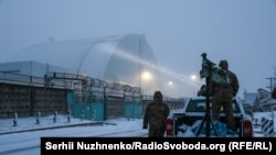 Пашкоджанае ў выніку расейскіх абстрэлаў укрыцьце над аварыйным блёкам Чарнобыльскай АЭС, люты 2025 году