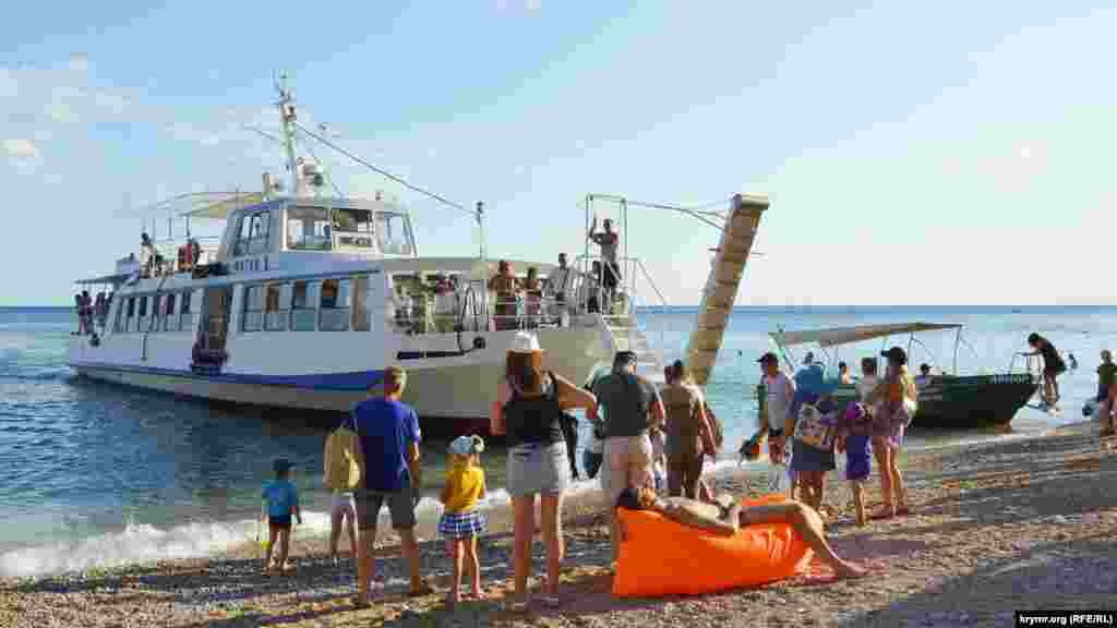 Aqşam raatlanıyıcılarnıñ çoqusı Balıqlavağa cayav ketmeyip, katerni saylay