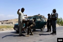 Обшук на дорозі в північному Афганістані. 28 квітня 2017 року