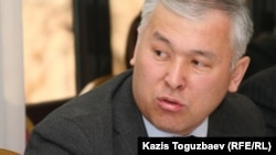 Парламент депутаты Мұрат Әбенов интернет-сайттардың құқықтық мәртебесі туралы қоғамдық тыңдауда. Алматы, 31 наурыз 2011 жыл.