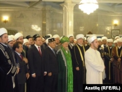 Татарстан түрәләре белән мөфтиләр бер сафта.