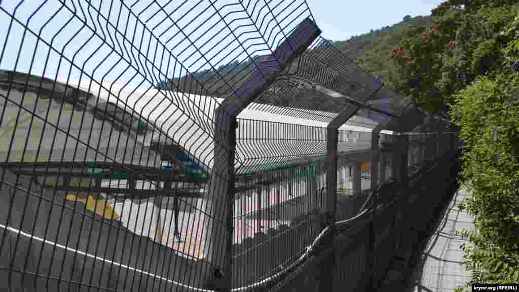 На схід від цього Лівадійського пляжу розташований пляж санаторію &laquo;Чорномор'я&raquo;. На початку 2019 року в підконтрольному Росії кримському уряді передали майно санаторію у власність ФСБ Росії. Пляж закритий і з суші, і з берега. Потрапити за високі паркани можна тільки за спецперепустками &nbsp;