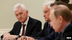 Кремлге жакын олигархтардын бири Геннадий Тимченко (солдо) президент Владимир Путин өткөргөн жыйында. 2016-жылы тартылган сүрөт. 