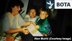 Allen Muhiq me prindërit që e birësuan, Advija dhe Muharemi. Gorazhde, 1996.