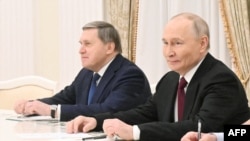 Помощник российского президента Юрий Ушаков (слева) и Владимир Путин (справа)