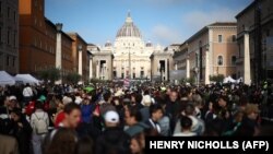 Людзі зьбіраюцца перад цырымоніяй пахаваньня памерлага папы Рымскага Францішка каля Ватыкану ў Рыме 26 красавіка 2025 году