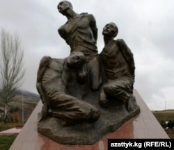  “Ата Бейит” эскерүү жайындагы сталиндик жазалоолордун курмандыктарына арналган айкел. 02.8.2017.