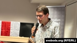 Аляксандар Паршанкоў выступае на прэзэнтацыі