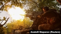 Военнослужащий 43-й отдельной артиллерийской бригады Вооруженных сил Украины ведет огонь из самоходной артиллерийской установки 2С7 «Пион» по российским позициям на линии фронта в Донецкой области, 30 мая 2025 года