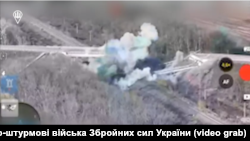 რუსეთის ჯარი შეტევით ცდილობს, ზურგიდან შემოუაროს უკრაინელ სამხედროებს კურსკის ოლქის სუჯის რაიონში (კადრი ვიდეოდან).