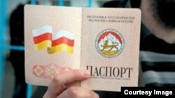 Многих экспертов настораживает время оформления россиянам югоосетинского гражданства – в канун президентских выборов