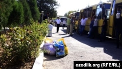 Пахта тергени бараткан студенттер