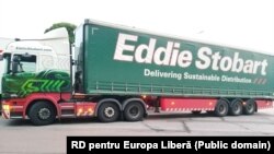 Deficitul șoferilor de TIR este estimat la 100.000 de oameni după ce mai mulți muncitori din Europa de Est s-au întors în țările de origine. Circa 90.000 de români și bulgari au părăsit țara, cauzând probleme pentru economia britanică. 