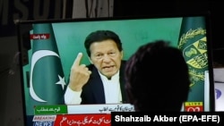 عمران خان ولس ته په ټېلیوژني وینا کې وویل چې د پېټرولو او ډیزلو په بيعو کې د یو لیټر پر سر ۱۰ روپۍ او د بجلۍ د یو یونټ پر سر پينځه روپۍ کموي. انځور له ارشيفه