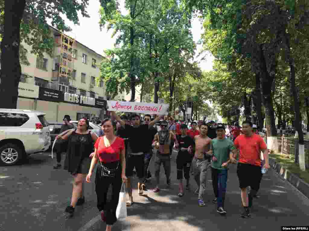 Кей адамның қолында "Арысқа баспана", "Арыс көмек" деген жазуы бар плакаттар болды.